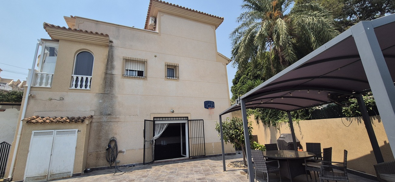 Vrijstaande villa te koop in Villamartin, Villamartin
