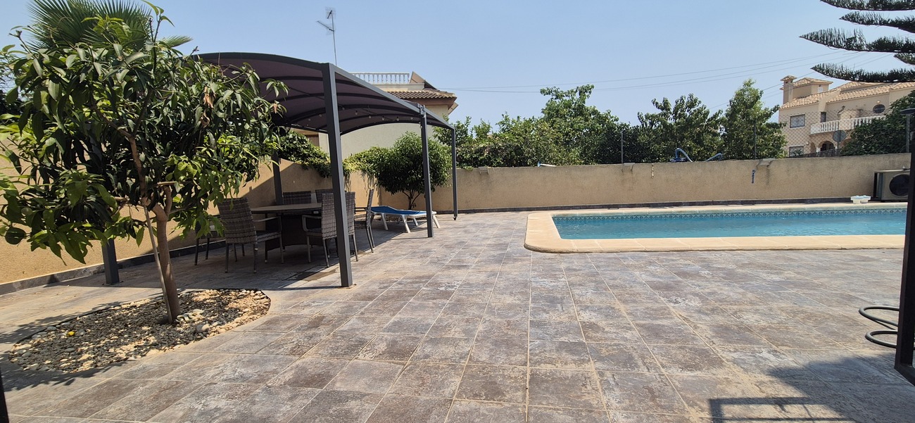 Vrijstaande villa te koop in Villamartin, Villamartin
