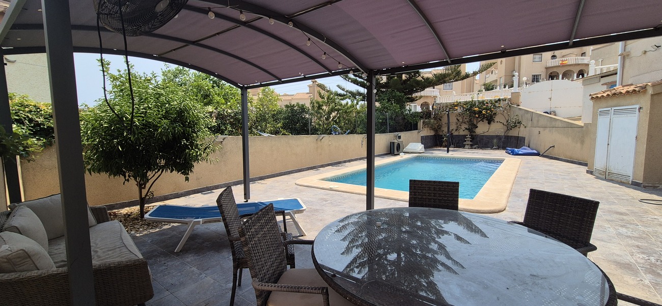 Vrijstaande villa te koop in Villamartin, Villamartin