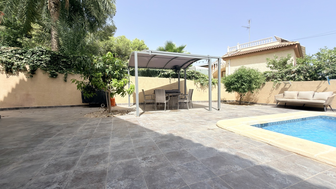 Vrijstaande villa te koop in Orihuela Costa