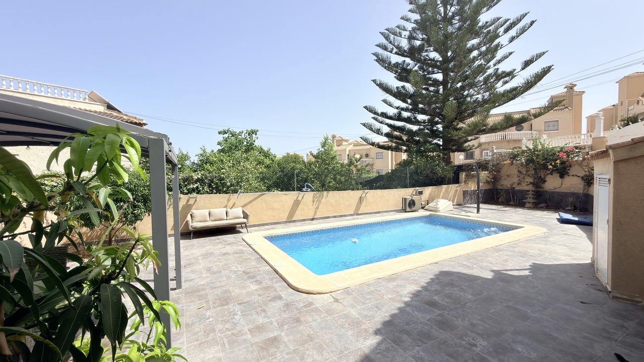 Vrijstaande villa te koop in Orihuela Costa