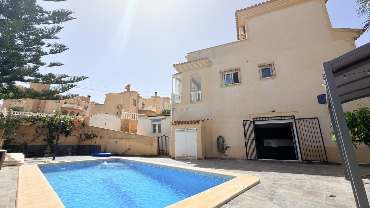 Vrijstaande villa te koop in Orihuela Costa