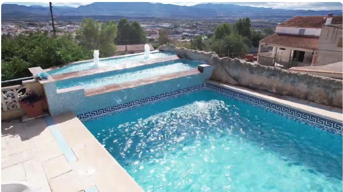 10 Bedroom Villa for Sale in Beniganim