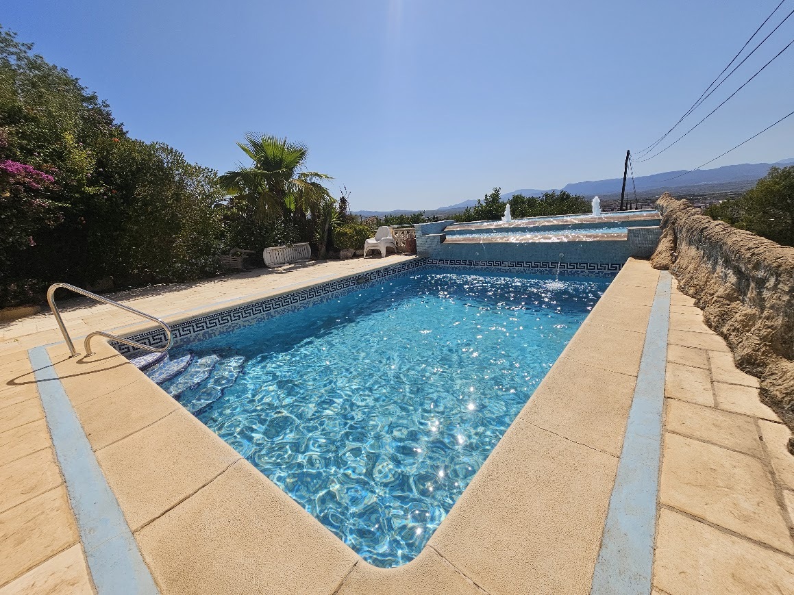 10 Bedroom Villa for Sale in Beniganim