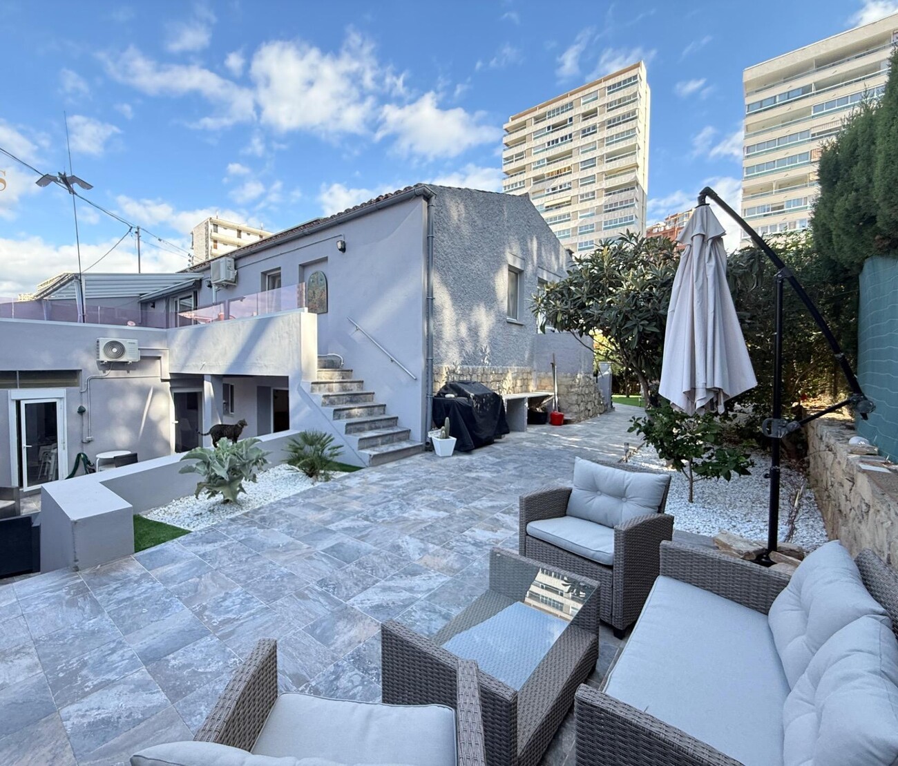 6 Bedroom Villa for Sale in Benidorm