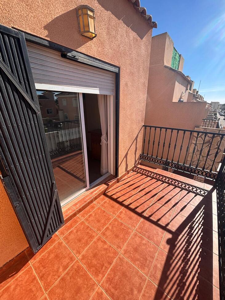 Town House in Los Altos – YC797294