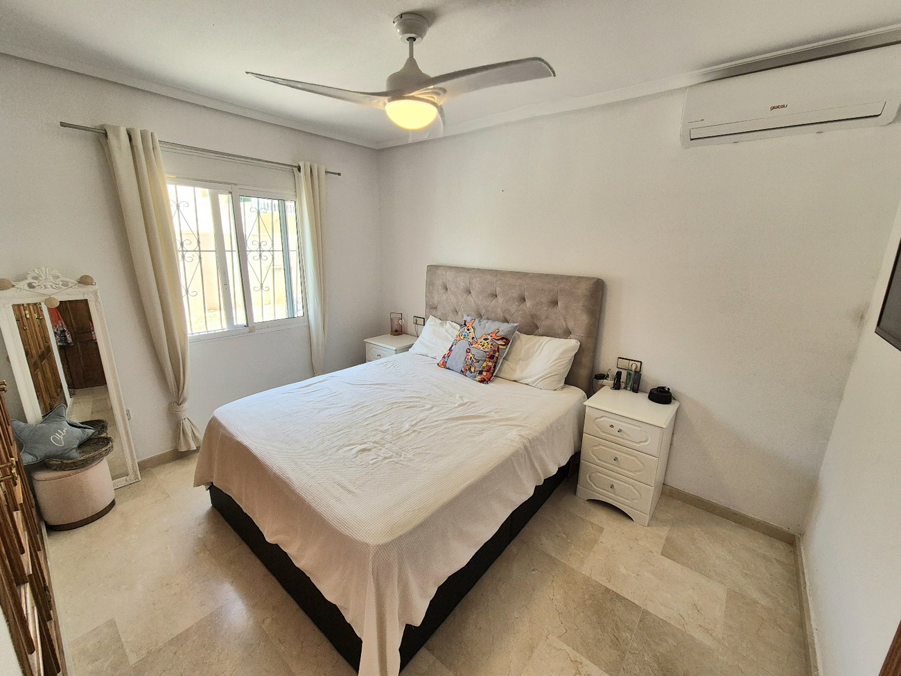 5 Bedroom Villa for Sale in San Miguel de Salinas