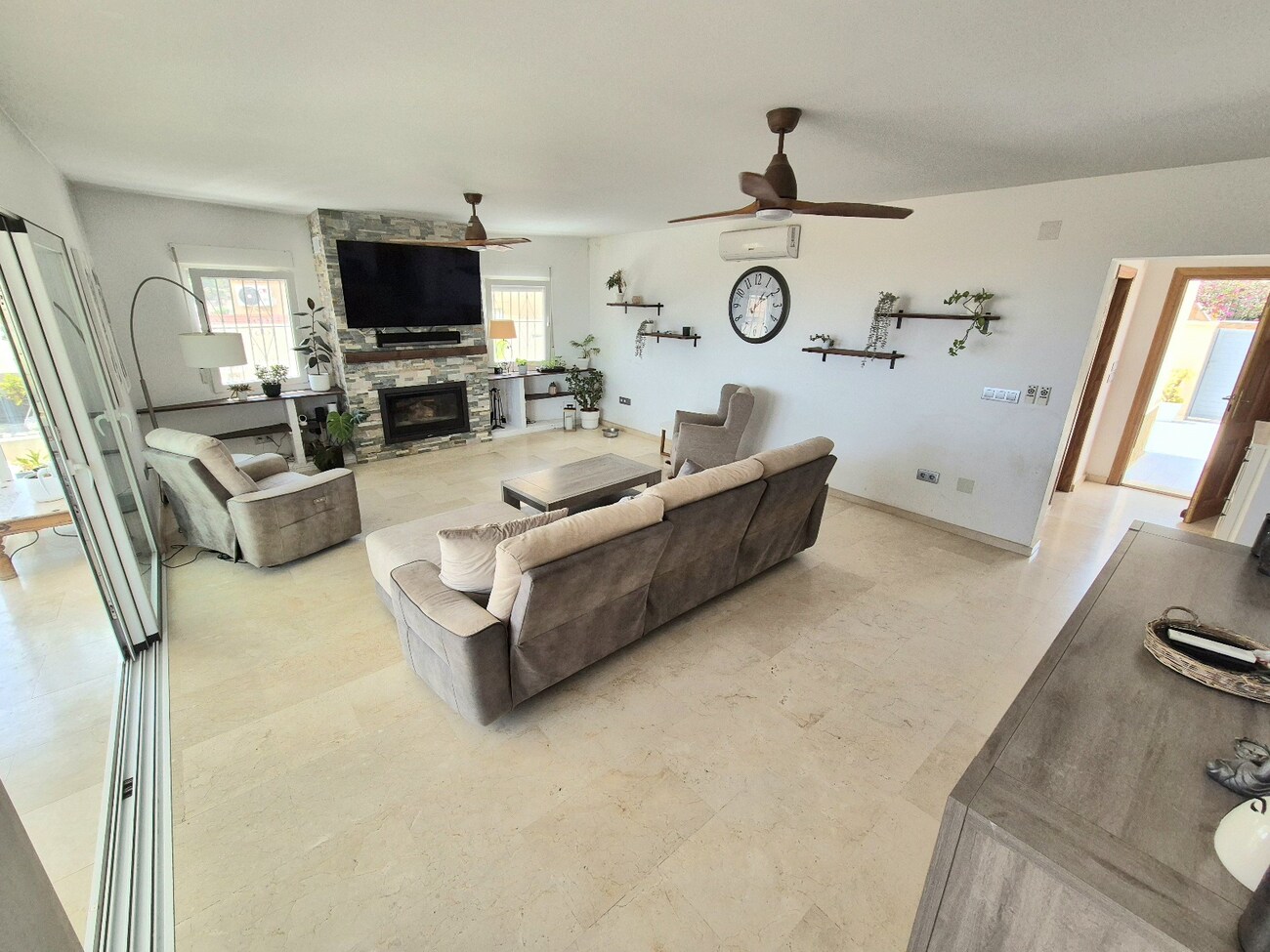 5 Bedroom Villa for Sale in San Miguel de Salinas